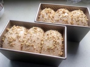 先刷蜂蜜水，再撒核桃碎