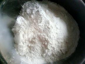 盆里放入面粉