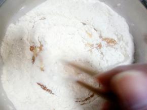 放油，油要一点点的淋着放，边放边搅