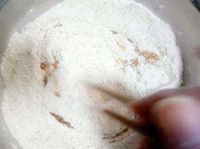 放油，油要一点点的淋着放，边放边搅