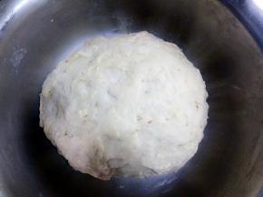 揉成面团，过十分钟再揉成光滑的面团，醒半个小时，时间充足的话可以多醒一个小时