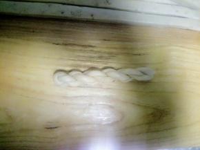 提起来自动就扭成麻花状了，把头捏一下，以防炸的时候开了