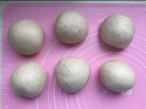 排气后分成均匀6个。滚圆松弛10分钟