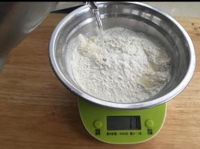 面粉倒入开水