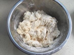 然后和面粉搅匀，放置10分钟（面包机揉的话直接揉）