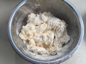 然后和面粉搅匀，放置10分钟（面包机揉的话直接揉）
