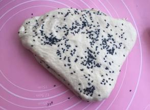 拿出排气，期间直接加入黑芝麻。