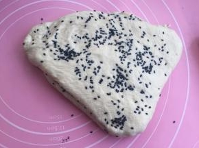 拿出排气，期间直接加入黑芝麻。