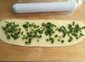 涂油、撒盐和葱花