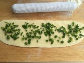 涂油、撒盐和葱花