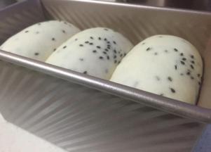 发到8-9分满，烤箱预热上下火175度，烤40分钟