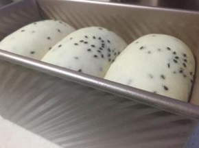 发到8-9分满，烤箱预热上下火175度，烤40分钟