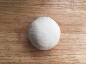 趁热揉成光滑面团，静置10分钟