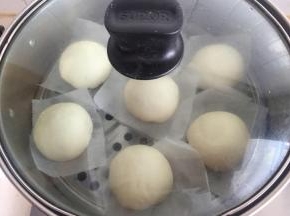 收口朝下放入蒸锅，地下要铺油纸或者其它垫子。醒发20-30分钟。然后开大火，水开后改中火蒸12分钟。关火后焖5分钟再打开盖子