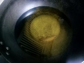热锅放入宽油