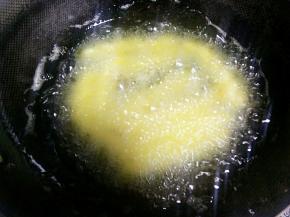 六七成热的时候一根根放入麻花