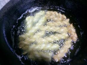 中间要来回翻动，以免炸过，上色后捞出