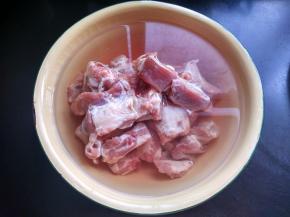 肋排，大骨提前泡出血水洗净。