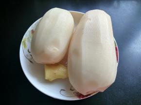 莲藕，生姜，去皮洗净。