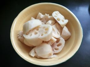 藕切滚刀，用盐腌一下。