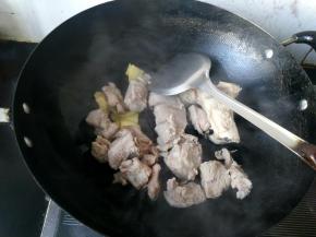 放入排骨，放料酒，盐，翻炒。