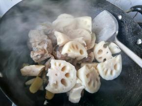 倒入莲藕，翻炒。