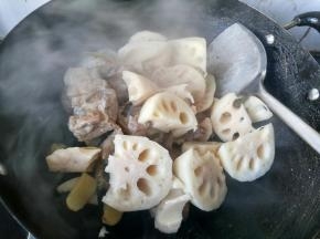 倒入莲藕，翻炒。