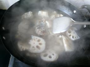 倒入开水，水量盖过藕和排骨，再放两滴醋。