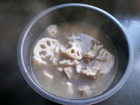 将烧开的排骨和藕倒入电压力锅中。