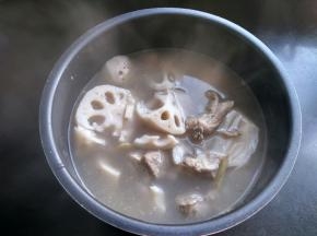 将烧开的排骨和藕倒入电压力锅中。