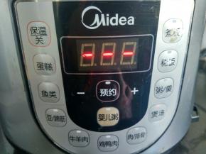 按煲汤键，剩下的工作就交给电压力锅了。