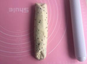 然后两边往中间折入1/3