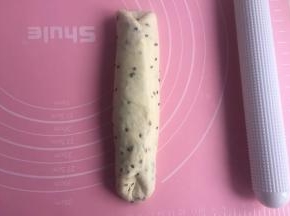 然后两边往中间折入1/3