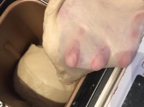 面团材料揉到完全阶段