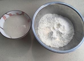 酵母和糖溶化在水里（水温30-35度）