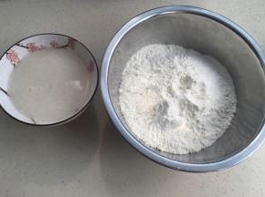 酵母和糖溶化在水里（水温30-35度）