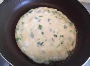 锅里放入油，温度上来后改中小火，放入饼开始煎。适时翻面