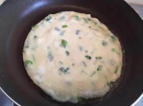 锅里放入油，温度上来后改中小火，放入饼开始煎。适时翻面