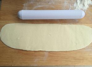 取一个擀成长条椭圆形。