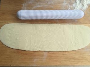 取一个擀成长条椭圆形。