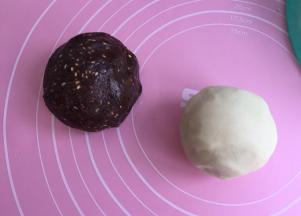 油酥材料也揉成光滑面团。馅料的材料，要根据成团状况调节熟粉的份量，不要太湿就好