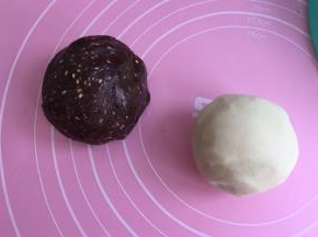 油酥材料也揉成光滑面团。馅料的材料，要根据成团状况调节熟粉的份量，不要太湿就好