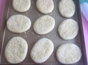 放入烤盘。喷点水，撒白芝麻