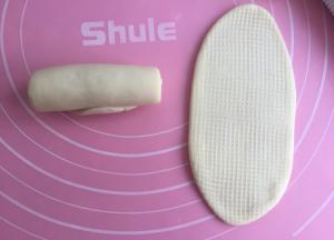 擀成椭圆形后卷起（如图）。一个个一次排放