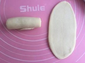 擀成椭圆形后卷起（如图）。一个个一次排放