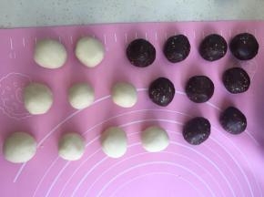 把油酥和馅料分别分成9个