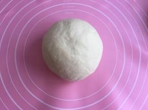 酵母溶化在牛奶里，盐和高粉放一起。然后揉成光滑面团，醒发30分钟