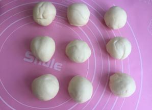 醒发后的酥皮材料也分成九个