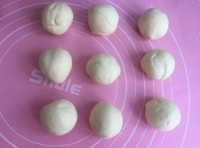 醒发后的酥皮材料也分成九个