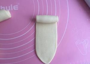 再一次取来擀成长椭圆，然后再次卷起